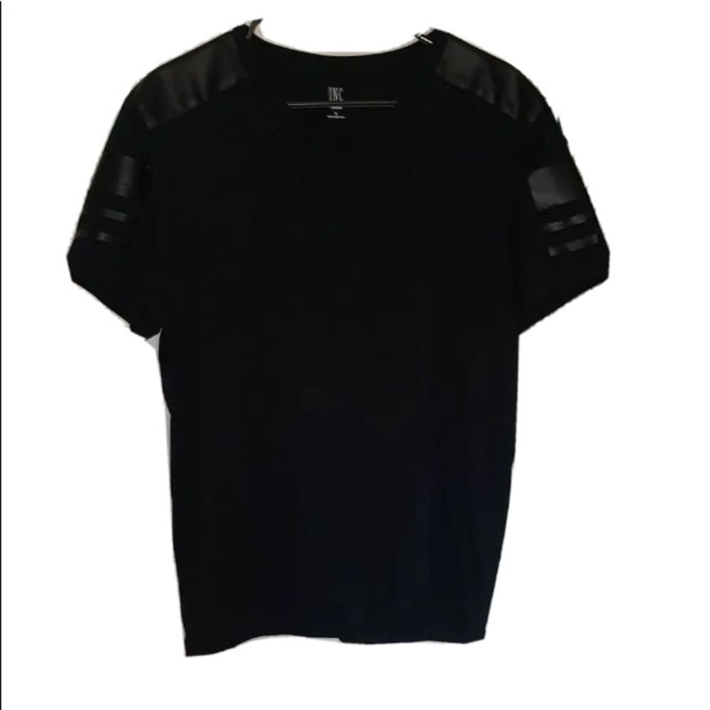 Men’s lot of 2 black and white short sleeved shirt